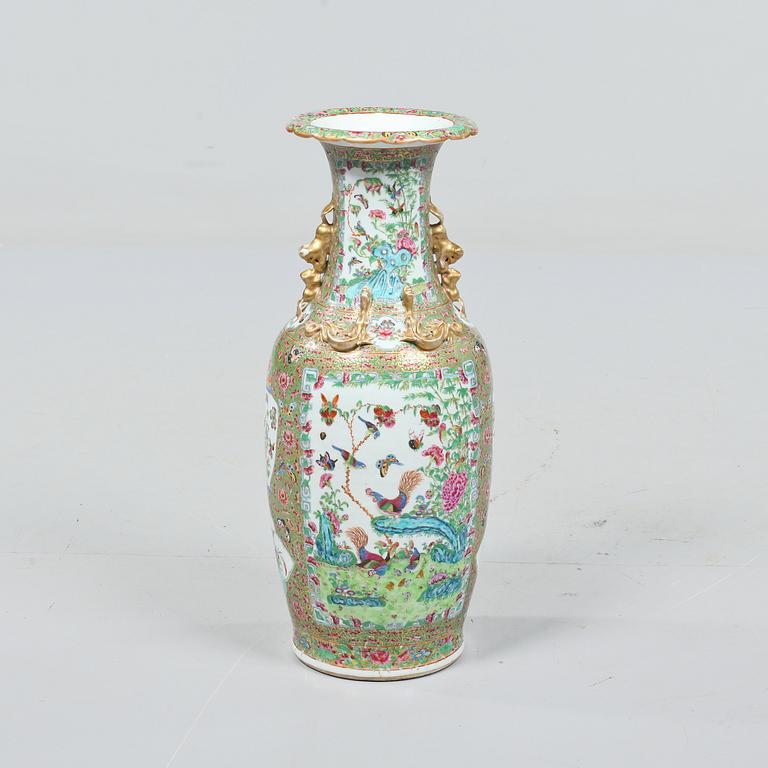GOLVVAS, porslin, Kina, Kanton sent 1800-/tidigt 1900-tal.