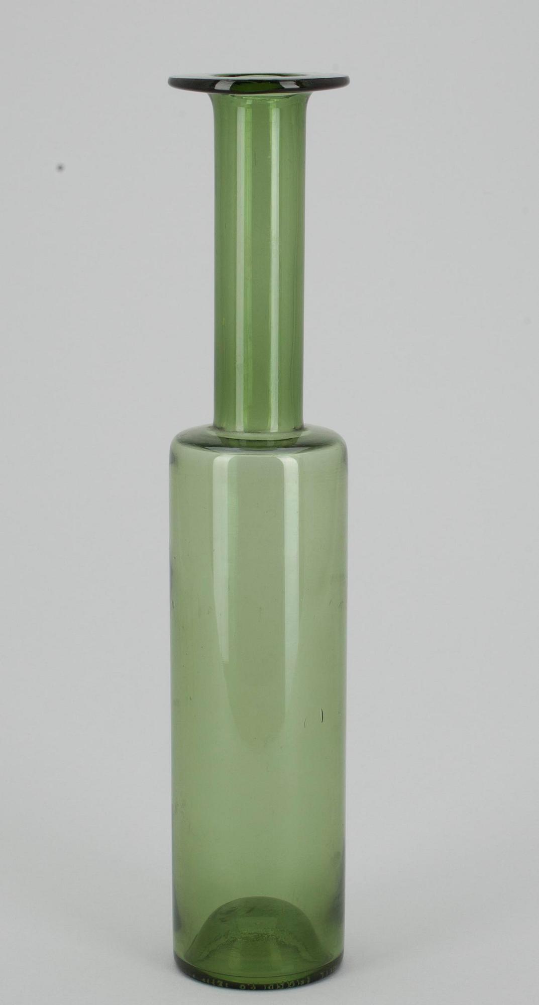 FLASKA, glas, signerad Nanny Still, Riihimäen Lasi Oy. Formgiven 1959.