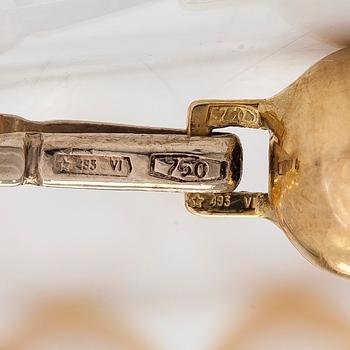 A set of cultured pearl necklace and bracelet, clasps in 18K gold. Italy.