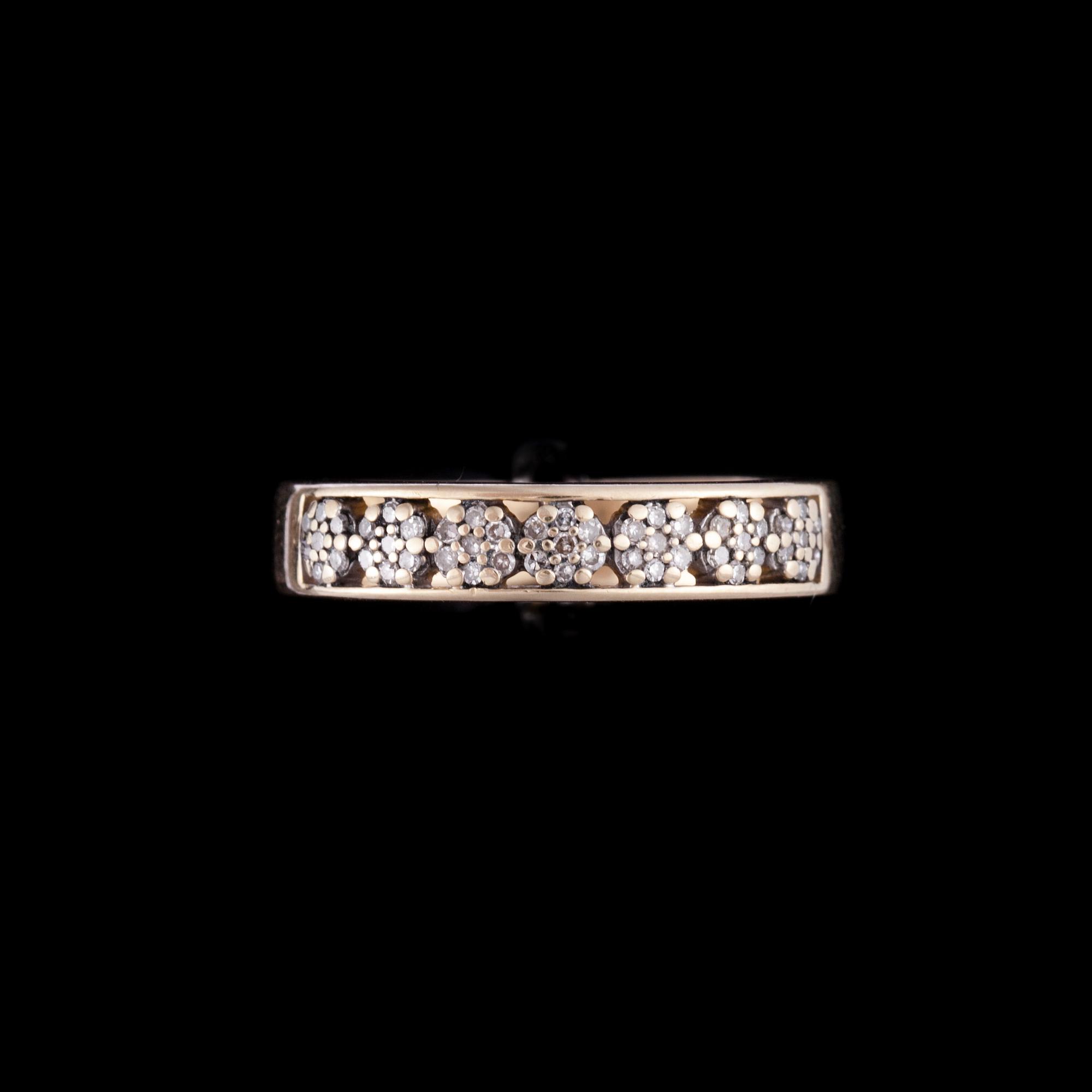 RING, guld 14K, små diamanter, enligt gravyr 0,17 ct. Vikt 3,4 g.
