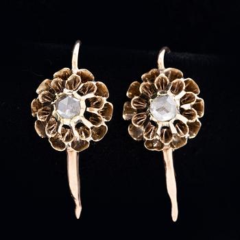 Earrings 14K gold 2 rose-cut Diamonds approx 0,15 ct in total, height approx 15 mm, hook fitting.