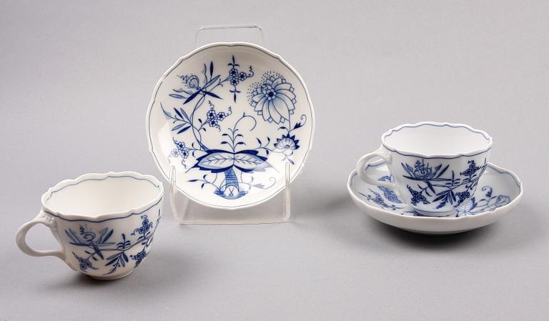 TEKOPPAR, 12 st, porslin, "Lökmönstret", Meissen, 1900-tal.