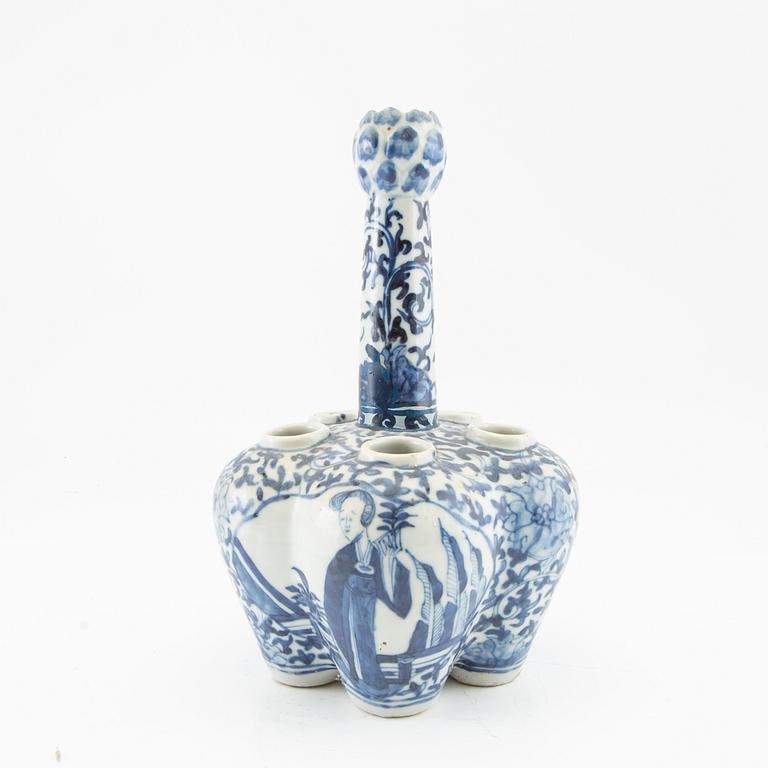 A blue and white tulip vase, late Qing dynasty.