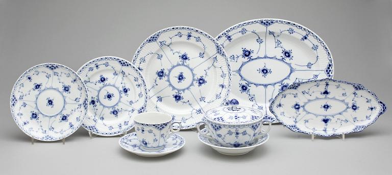 MATSERVIS, porslin 84 delar, "Musselmalet" Royal Copenhagen samt Bing & Gröndahl, Danmark, 1900-tal.