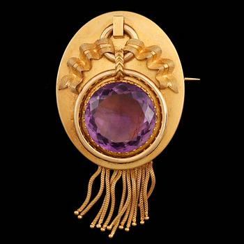 BROSCH, 18k guld med ametist. L. Larson & Cie, Göteborg, 1800-talets andra hälft. Vikt 23g.