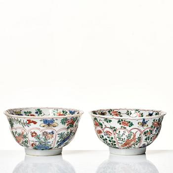 A pair of large famille verte cups with saucers, Qing dynasty, Kangxi (1662-1722).