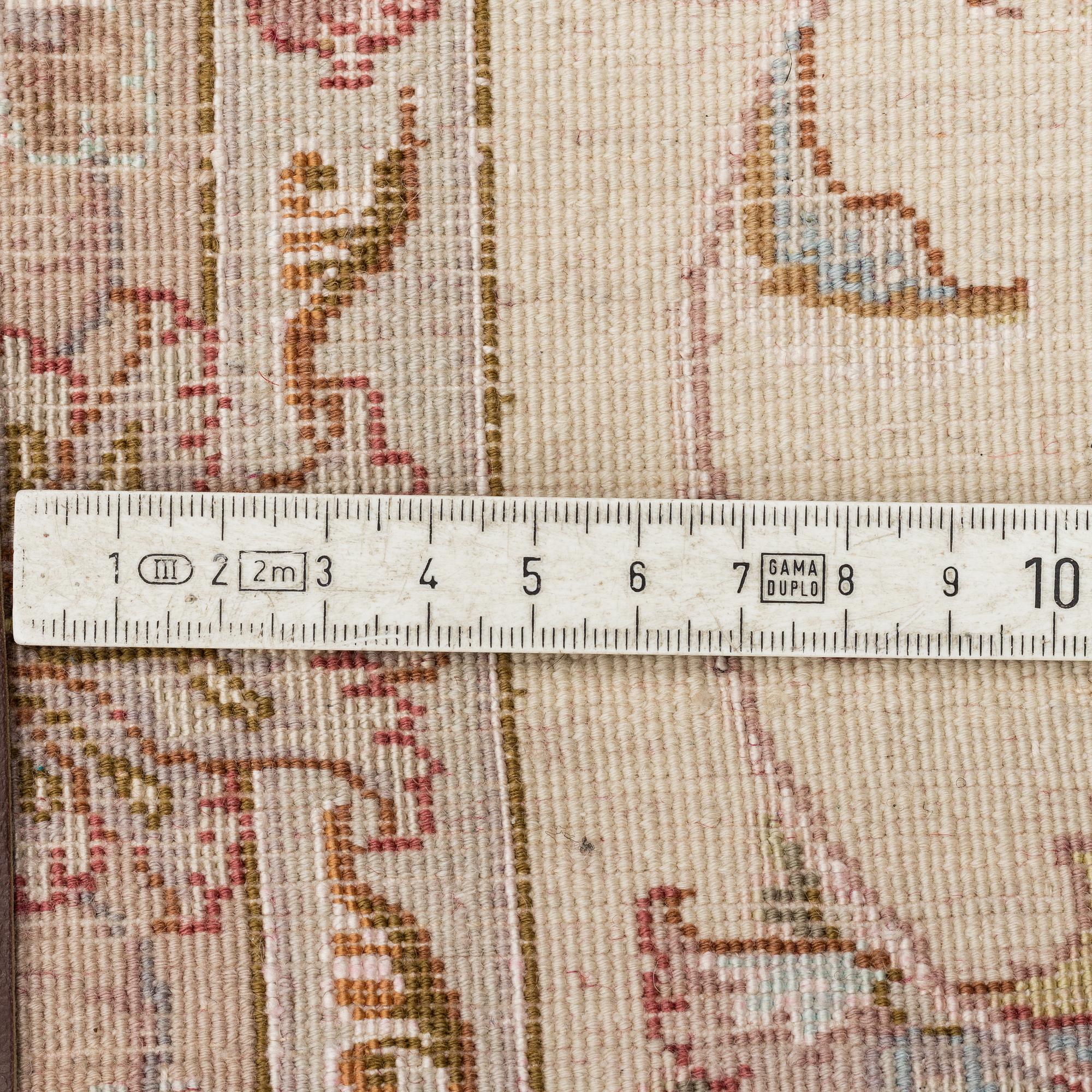 A CARPET Tabriz, part silk, ca 301 x 195 cm.