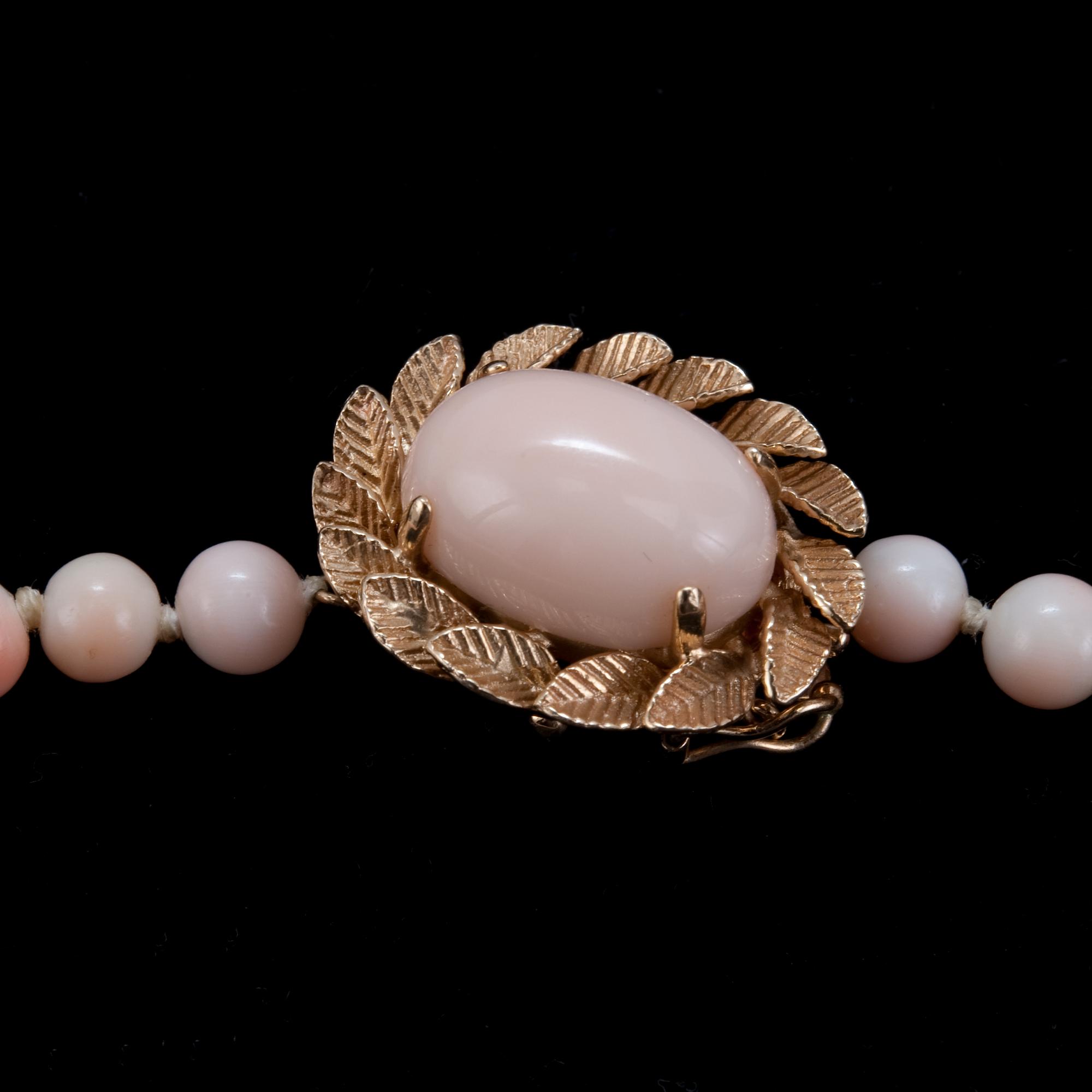 A NECKLACE, light coral 5,5 mm - 14,5 mm. Golden clasp.