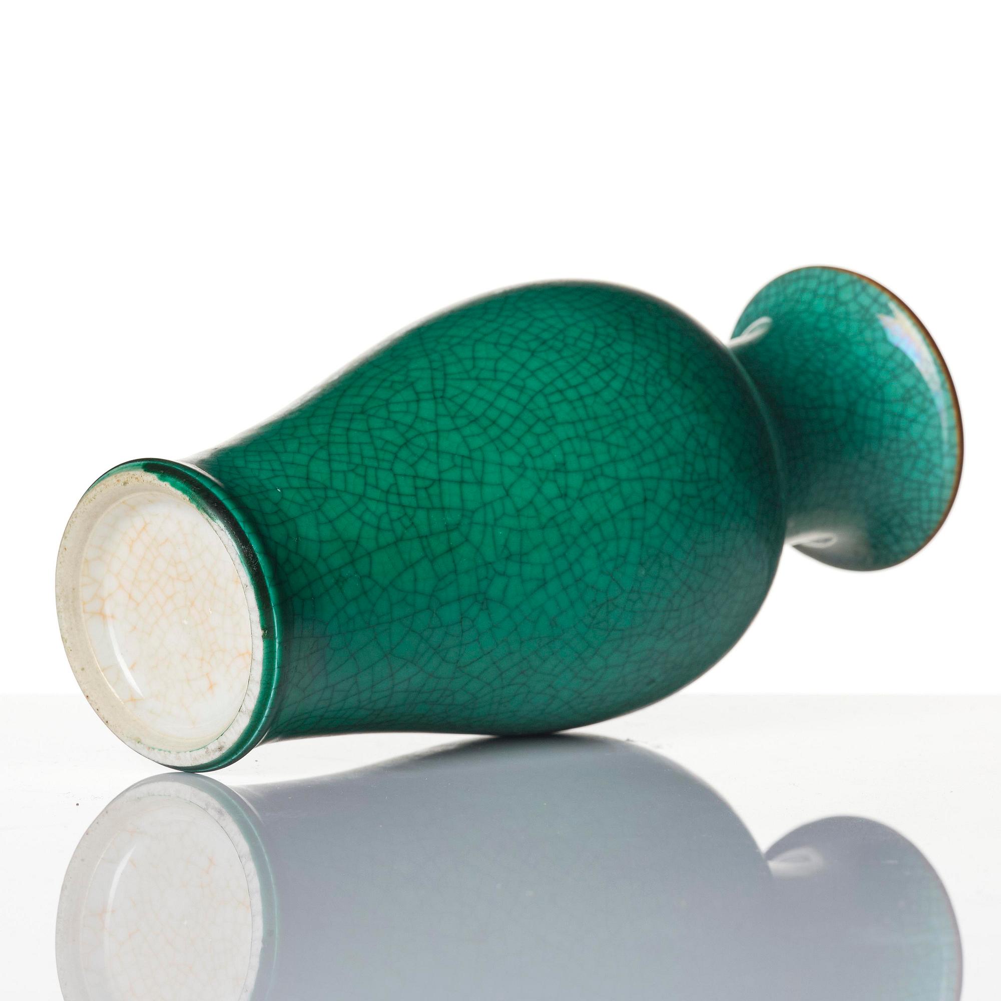 An apple green crackle-glazed vase, Qing dynasty, 18th century.