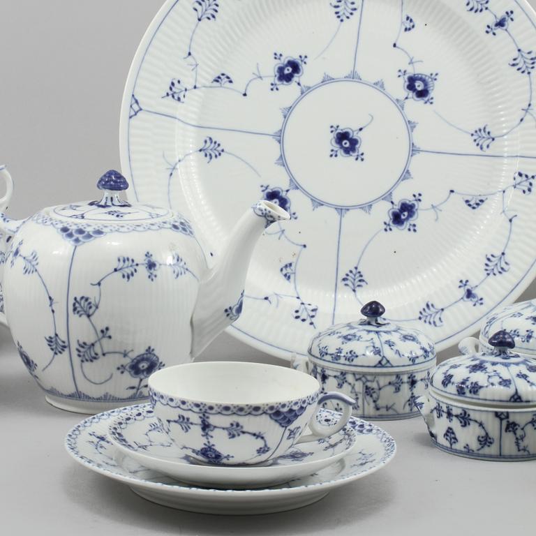 TESERVIS, 31 delar, porslin, "Musselmalet", Royal Copenhagen, 1900-talets andra hälft.