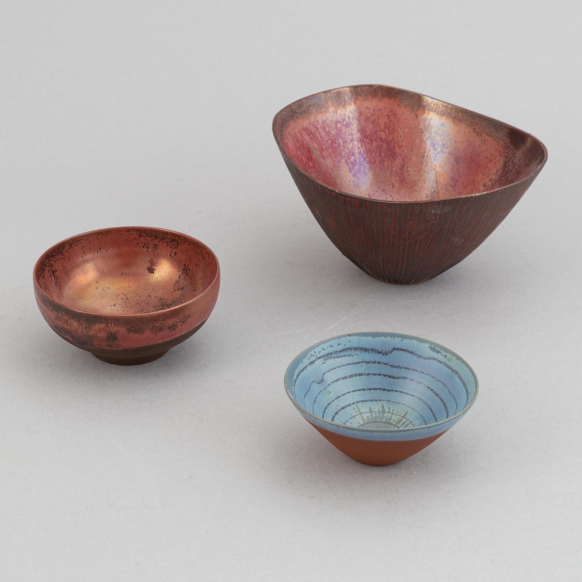 Sven Hofverberg, a set of three stoneware bowls and a vase, mid 20th Century.