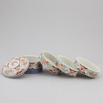 A Japanese four plan imari food bowls with cover, 19th century.