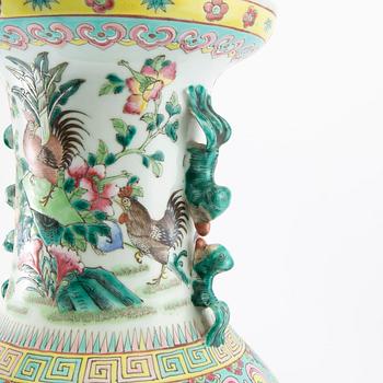 A Chinese famille rose vase, late Qing dynasty/early 20th century.