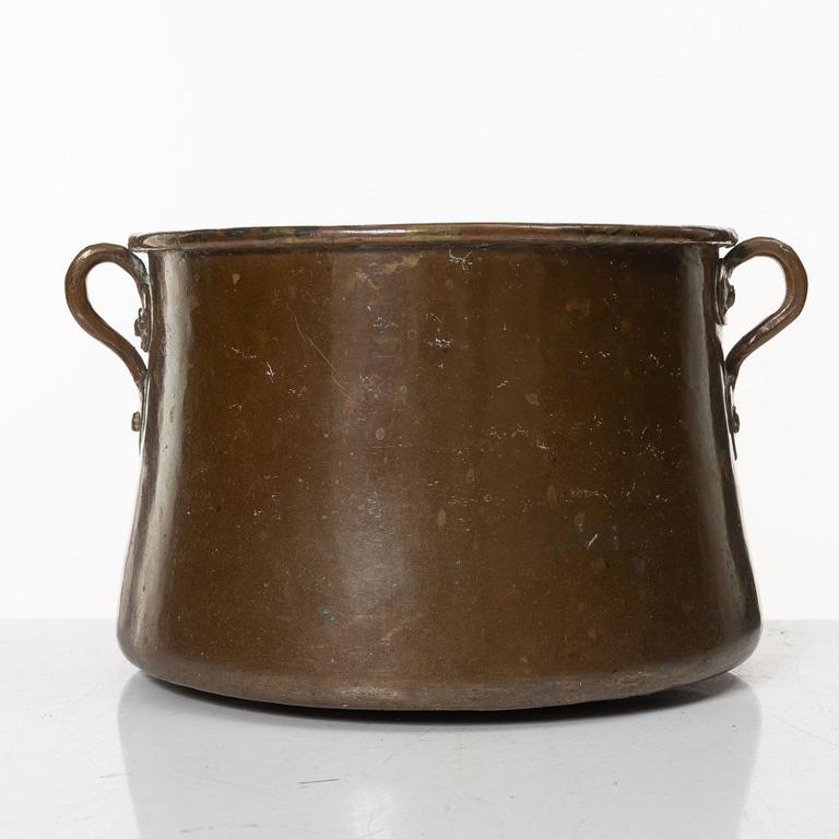 A set of three Swedish copper cauldrons, 18th / early 19th century.
