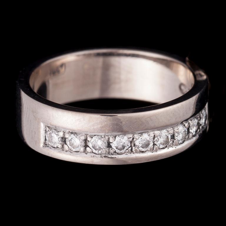 RING, 18K vitguld, 9 briljantslipade diamanter ca 0,30 ct, kontrollstämpel 1980. Vikt 7,4 g.