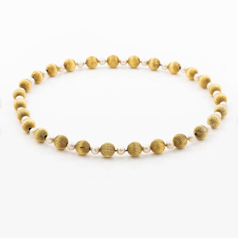 Necklace, 14K gold with cultured pearls.