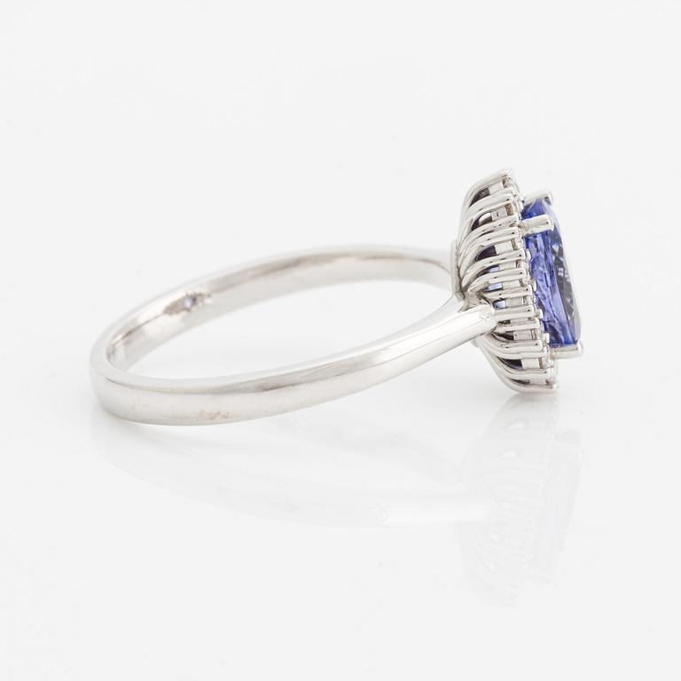 Ring in 18K gold with a faceted tanzanite and round brilliant-cut diamonds.