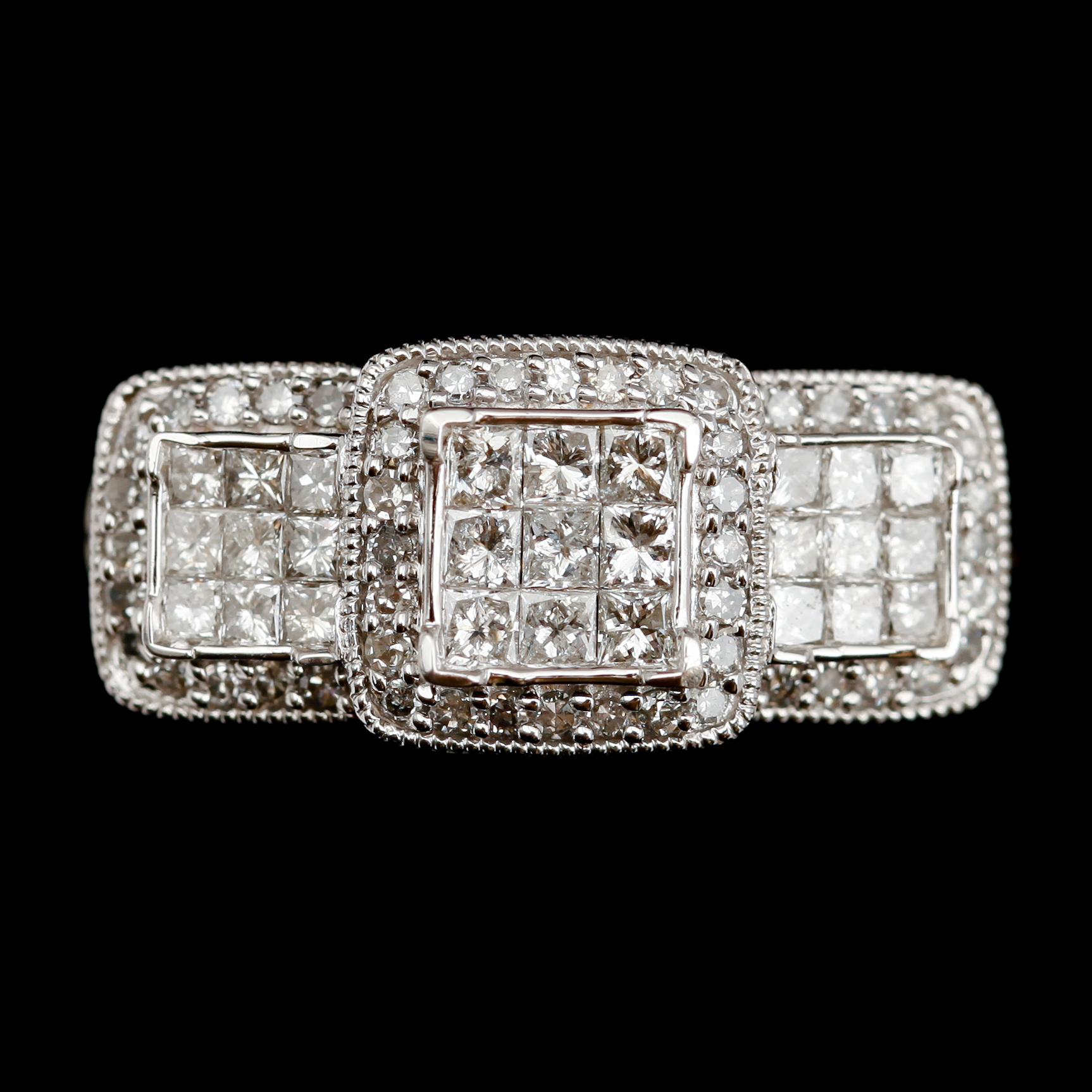 RING, 14 k vitguld, briljant och princesslipade diamanter, tot ca 1.0 ct.