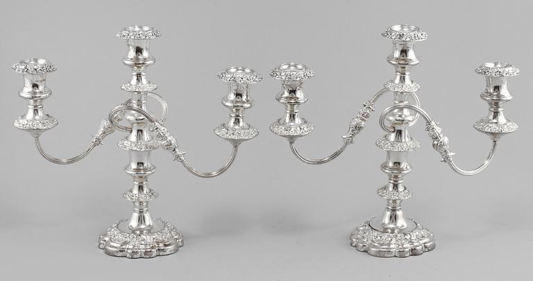 KANDELABRAR, ett par, pläter, England, 1900-tal.