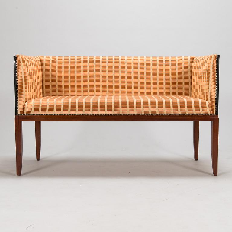 Eliel Saarinen, soffa, "Saarinen house Settee" för Adelta 1900-talets slut.