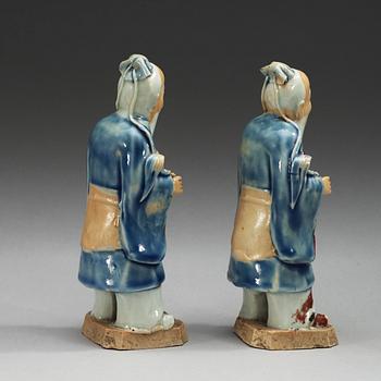 FIGURINER, ett par, porslin. Qing dynastin, 1700-tal.