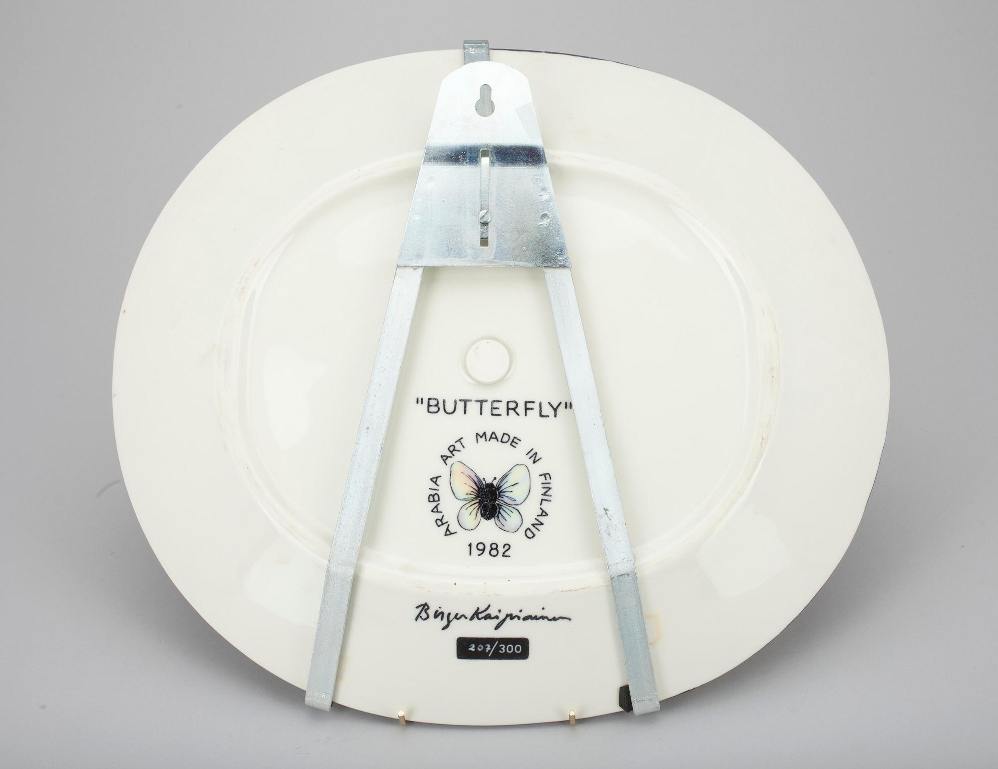 FAT, keramik, "Butterfly" signerad Birger Kaipiainen, numrerad 207/300, Arabia Art made in Finland 1982.