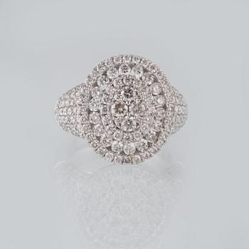 RING, 18K vitguld med 150 briljantslipade diamanter 2.32 ct. Vikt 9,1 gram.
