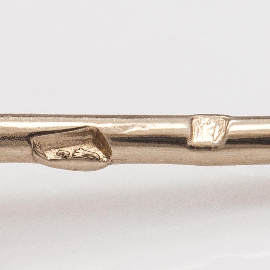 An 18K gold brooch in the form of a duck with an emerald and diamonds ca. 0.065 ct in total. French halmmarks.