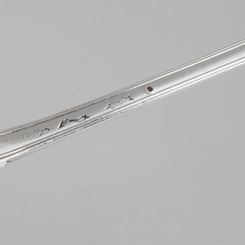 Ragusked, silver, with De Geer’s coat of arms.