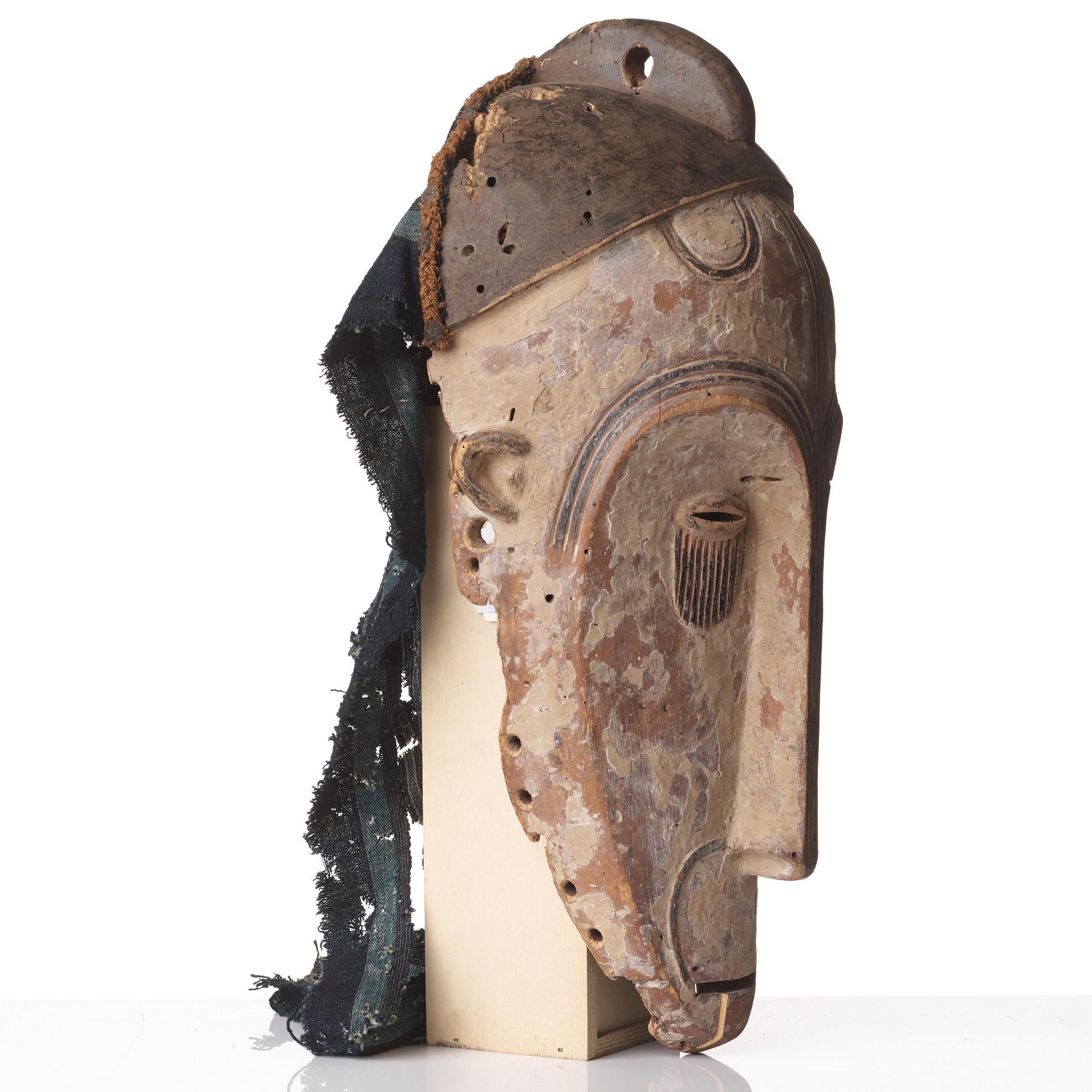 MASK, bemålat trä, höjd 53,5 cm, Fang stammen, Gabon, 1900-talets andra hälft.