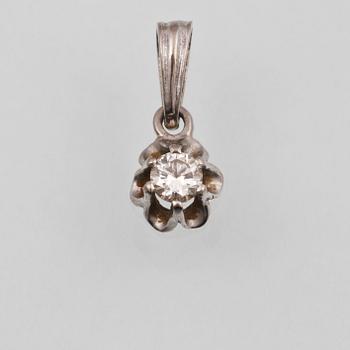 HÄNGE, 18K vitguld med briljantslipad diamant, Alton, Falköping. Vikt 0,6 gram.