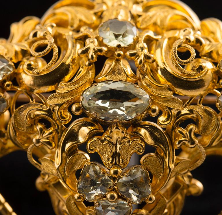 BROSCH, guld, 11 krysoberyller ca 8.50 ct. Österrike- Ungern 1800-talets senare hälft, vikt 14 g.