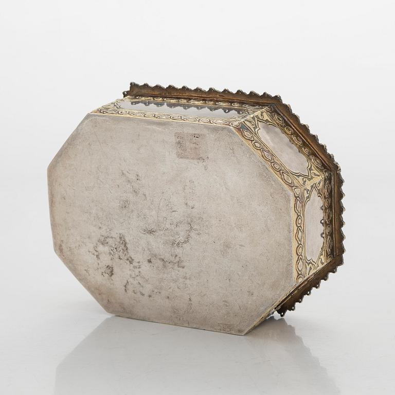 Pan-skrin på bricka, silver och förgyllt silver, mogulstil, Delhi, Indien, 1800-talets första hälft.