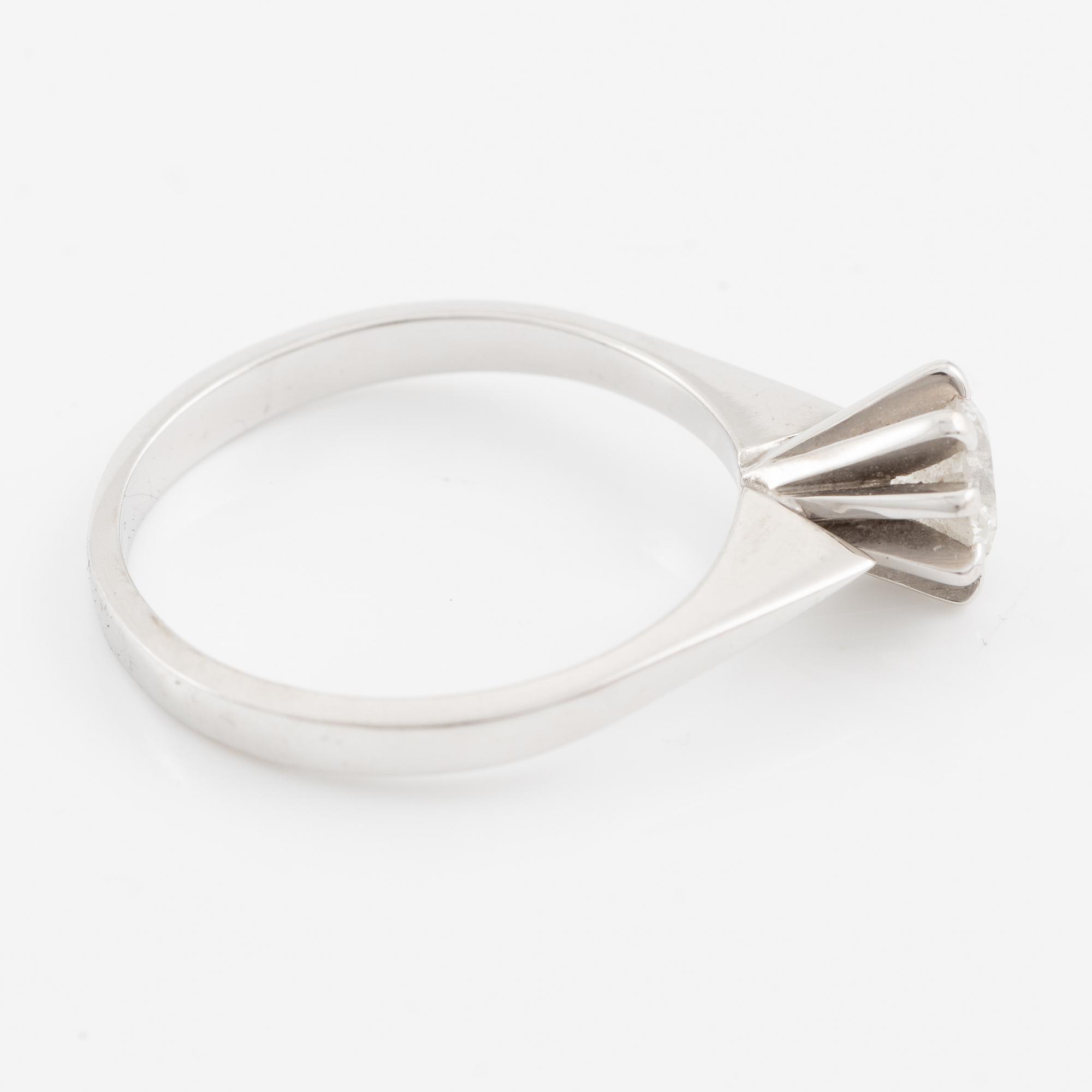 Ring, 18K vitguld med briljantslipad diamant 0.85 ct enligt gravyr.