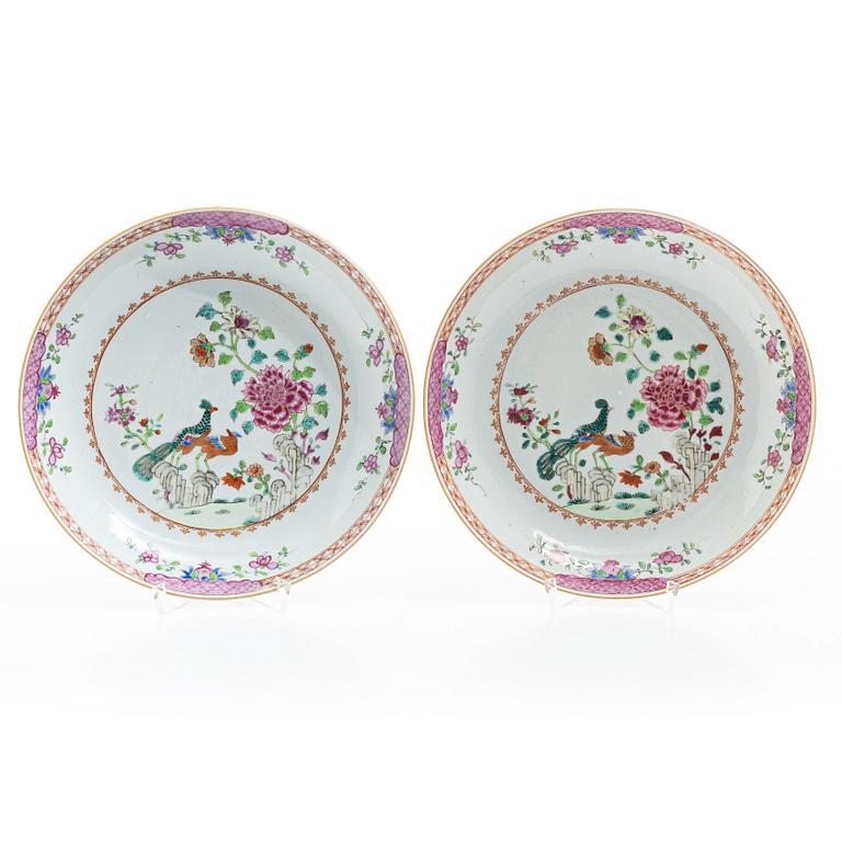 Tallrikar och fat, 5 st, exportporslin, "Double Peacock", Kina, Qianlong (1736-95).