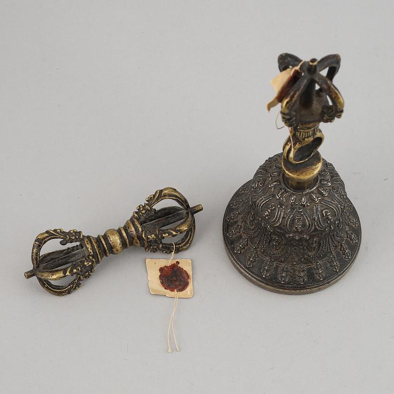 A Tibetan bronze bell/ghanta and vajra, 19th century.