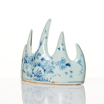 A blue and white Chinese brush stand, Qing dynasty, Kangxi (1662-1722).