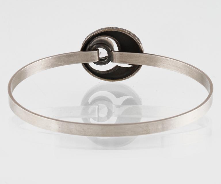 ARMRING, sterlingsilver med fasettslipad bergkristall, Sten & Laine, Turku, Finland, 1978. Vikt 9,6 gram.