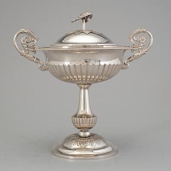 A Swedish 19th century silver sugar bowl and cover, mark of Anders Lundqvist, Stockholm, 1826.