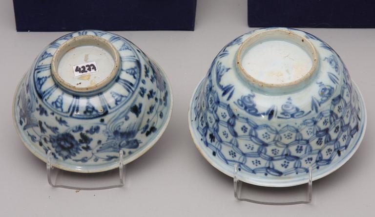 SKÅLAR, 2 st. Porslin. Kina. Troligen Ming.