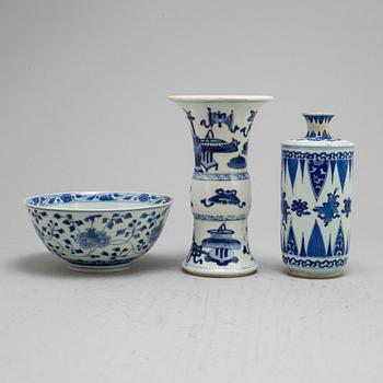 Two blue and white vases and bowl, Qing dynasty, Kangxi (1664-1722).