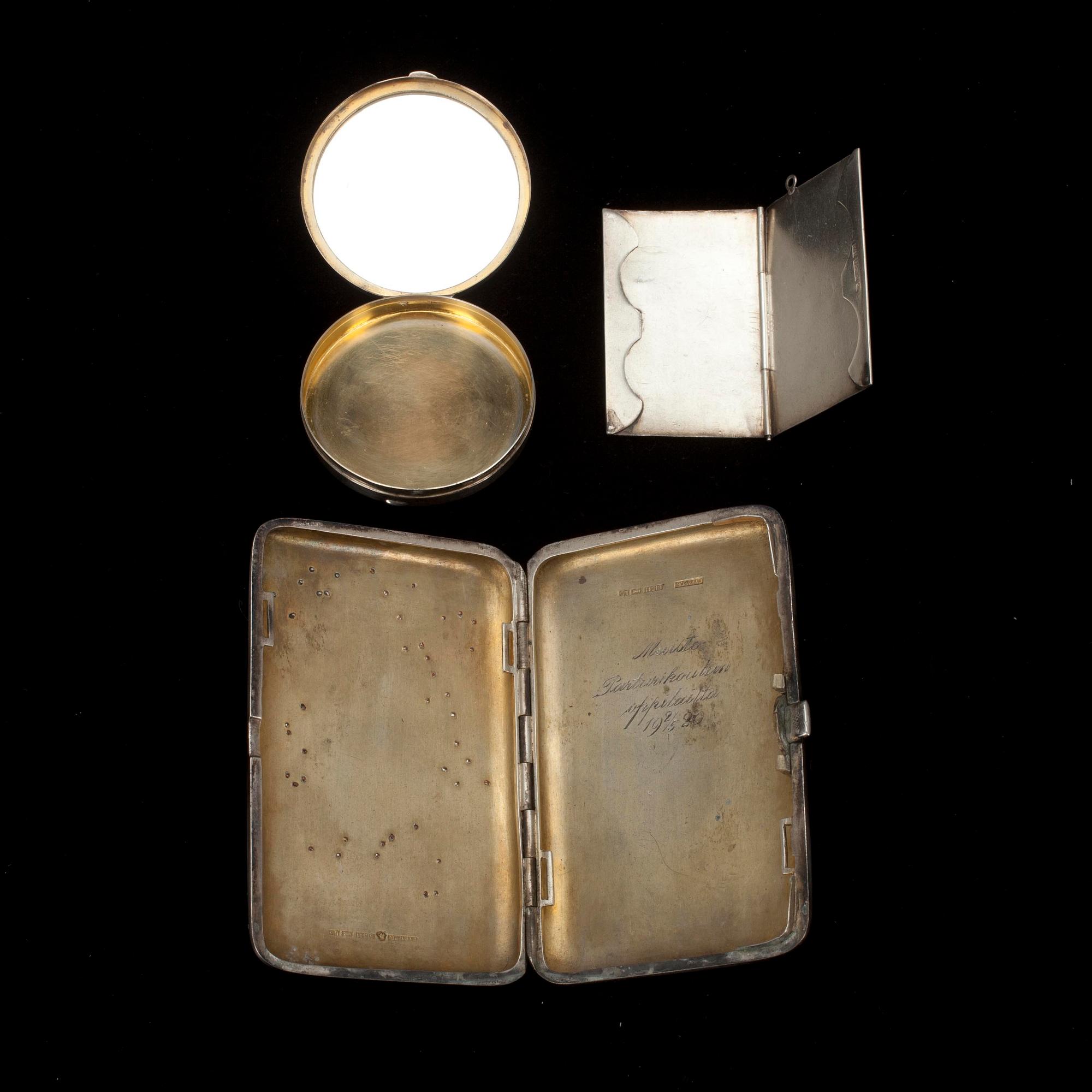 ETUIER, 2 st, HÄNGE, silver, finska stämplar 1916, 1930, 1931. Vikt tot. 143 g.