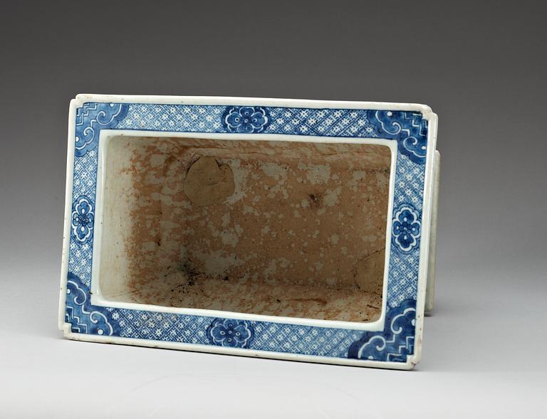 A blue and white jardiniere, Qing dynasty, 18th Century.