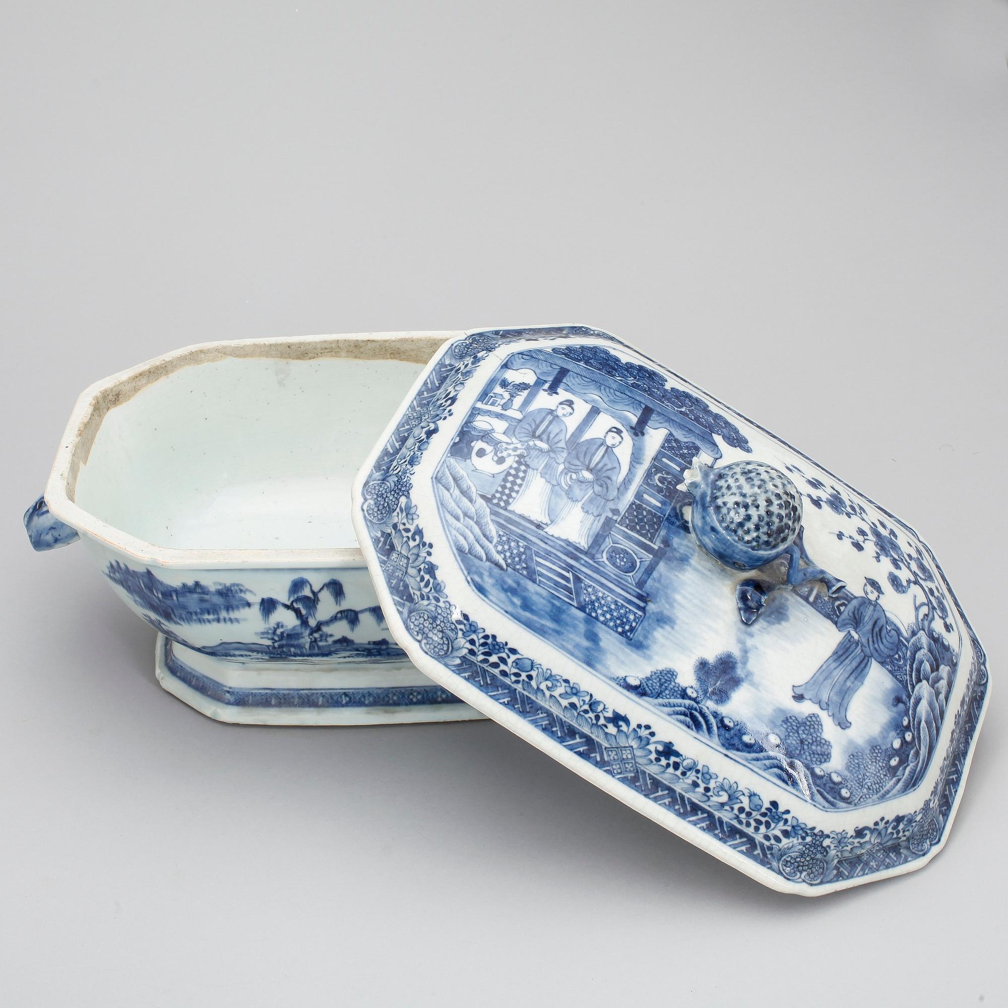 TERRIN MED LOCK, porslin, Kina, Qianlong 1736-1795.