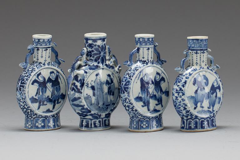 PILGRIMSFLASKOR, 4 st, porslin, Kina, sen Qing-dynasti, 18/1900-tal.