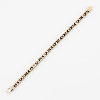 Armband 18K vitguld med rubiner och prinsesslipade diamanter.