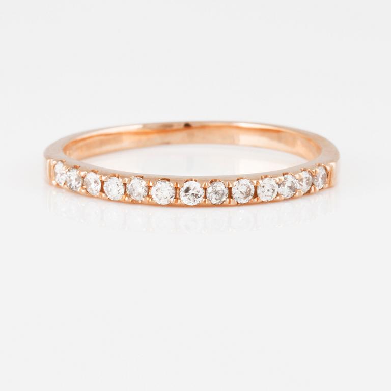 RING, 18K roséguld med briljantslipade diamanter ca 0.20 ct. Vikt 1,6 gram.