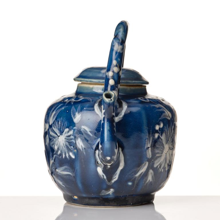 Vinkanna med lock, porslin. Mingdynastin (1368-1644).