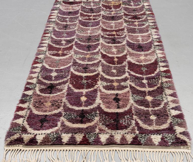 Marianne Richter, gallerimatta, "Fjädern, lila", rya, ca 280 x 122 cm. Signerad AB MMF MR.