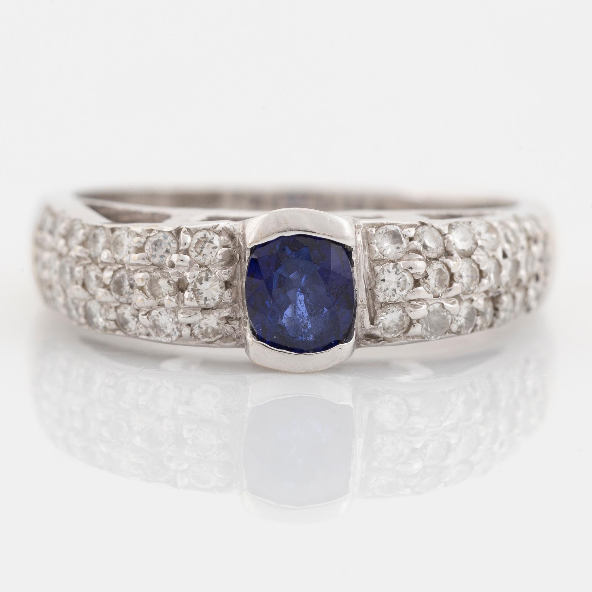 Ring med safir och  briljantslipade diamanter.